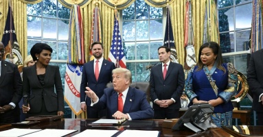 Ông Trump nói đùa khi khen nữ phóng viên xinh đẹp Ông Trump nói đùa khi khen nữ phóng viên xinh đẹp