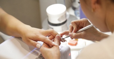 Chủ tiệm nhắc thợ nail đừng vì lương thưởng mà đánh mất chỗ làm yên ổn Chủ tiệm nhắc thợ nail đừng vì lương thưởng mà đánh mất chỗ làm yên ổn