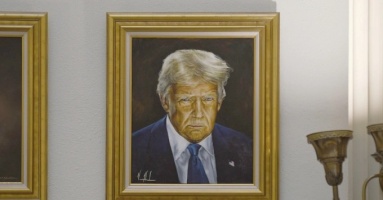Bang Mỹ đổi ảnh chân dung ông Trump sau khi bị chê Bang Mỹ đổi ảnh chân dung ông Trump sau khi bị chê
