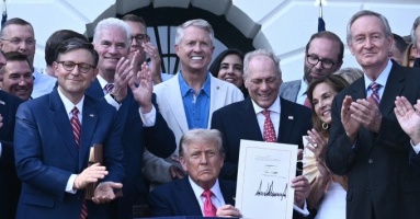 Ông Trump ký duyệt 'Đạo luật to đẹp' Ông Trump ký duyệt 'Đạo luật to đẹp'