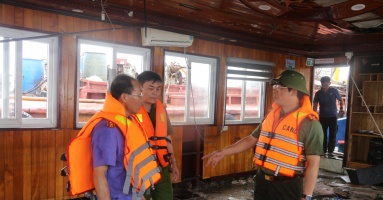 Hình ảnh bên trong tàu du lịch Vịnh Xanh sau tai nạn 36 người chết Hình ảnh bên trong tàu du lịch Vịnh Xanh sau tai nạn 36 người chết