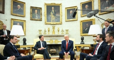 Ông Trump khoe đồ trang trí bằng vàng ở Nhà Trắng Ông Trump khoe đồ trang trí bằng vàng ở Nhà Trắng