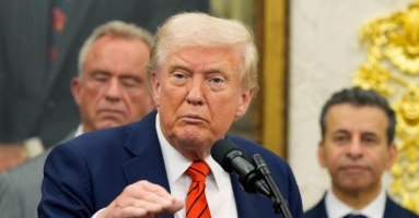Ông Trump tuyên bố áp thêm thuế 100% với Trung Quốc Ông Trump tuyên bố áp thêm thuế 100% với Trung Quốc