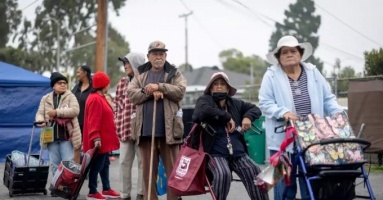 Dòng người xếp hàng chờ nhận thực phẩm hỗ trợ ở California Dòng người xếp hàng chờ nhận thực phẩm hỗ trợ ở California