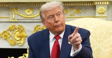 Ông Trump chỉ trích phóng viên, dọa tước giấy phép đài truyền hình Mỹ