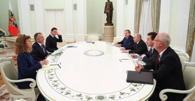Ông Putin họp với đặc phái viên Mỹ và con rể ông Trump Ông Putin họp với đặc phái viên Mỹ và con rể ông Trump