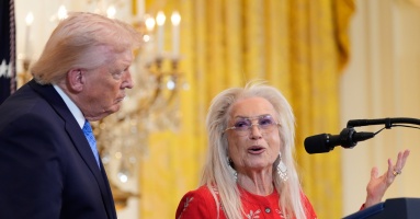 Tỷ phú hứa tặng 250 triệu USD để ông Trump tranh cử nhiệm kỳ ba