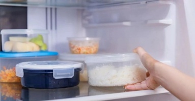 Vì sao nên cất thức ăn vào tủ lạnh khi còn nóng?