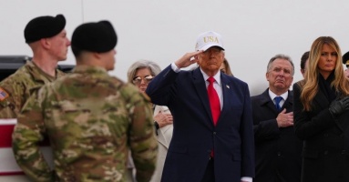 Ông Trump bị chỉ trích vì đội mũ trong lễ đón thi hài lính Mỹ