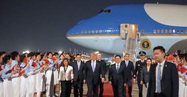 Trung Quốc trải thảm đỏ đón ông Trump ở sân bay Bắc Kinh Trung Quốc trải thảm đỏ đón ông Trump ở sân bay Bắc Kinh