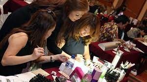 Thợ nail và tóc bỏ nghề vì bằng cấp 3 ở Mỹ
